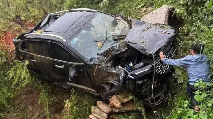 Video quay khoảnh khắc chiếc Ford Territory bị hất văng xuống vực vì sạt lở đất tại Sa Pa