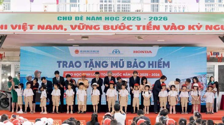 Honda Việt Nam tặng mũ bảo hiểm cho học sinh lớp 1