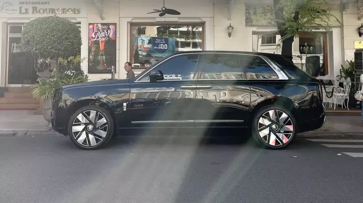Doanh nhân Tp.HCM tậu Rolls-Royce Cullinan Series II đầu tiên về Việt Nam, giá chỉ 26 tỷ đồng