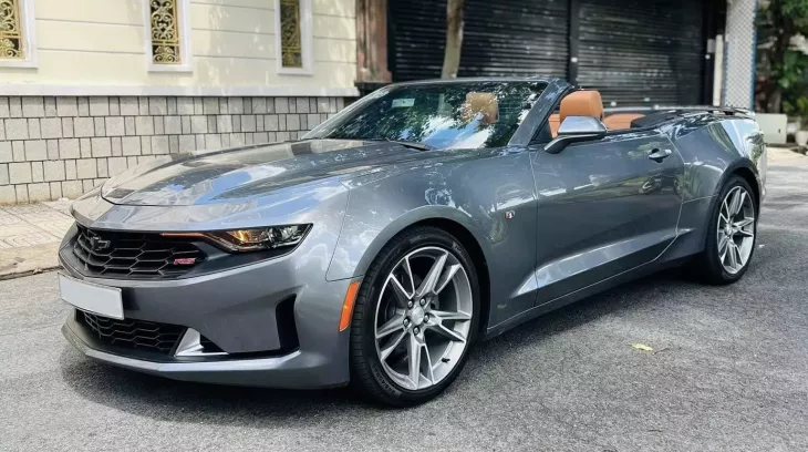 Chevrolet Camaro RS Convertible tìm chủ mới với giá 2,1 tỷ đồng