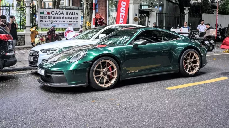 Biker Hà Nội tiếp tục chi mạnh tay cho bản độ Porsche 911 "GT3" của mình