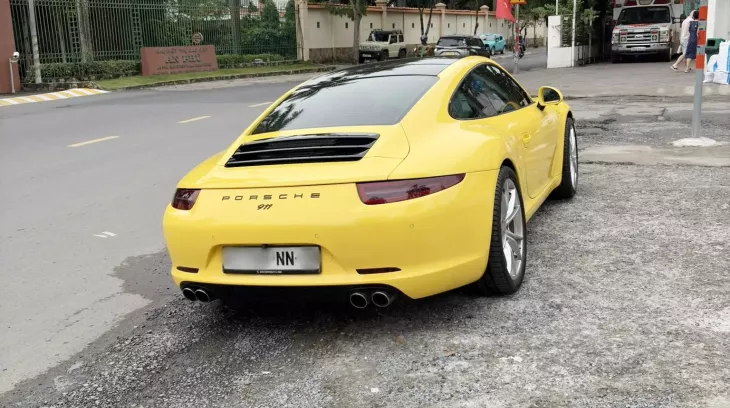 Tậu xe Porsche 911 991 gần 10 năm, anh chàng ngoại quốc này vẫn để trong garage xe ở Tp.HCM