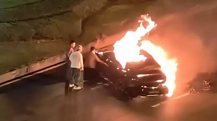 Xiaomi SU7 Ultra bốc cháy sau tai nạn, tài xế tử vong trong xe, nghi là do không mở được cửa