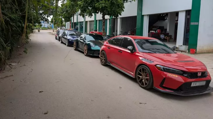 Những người chơi xe độc lạ ở Hà Nội tụ tập: Đã Honda Civic Type R còn có Porsche 911 "GT3"