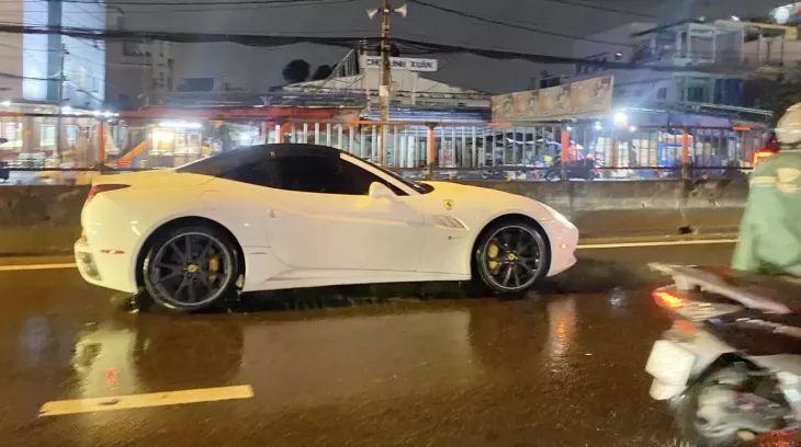 "Bạch mã" Ferrari California độc nhất Việt Nam xuất hiện ở Sài thành với biển số 30K