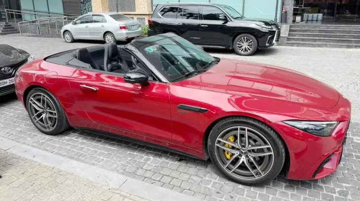 Cận cảnh Mercedes-AMG SL43 màu đỏ hàng hiếm, xe mui trần rớt giá nhất tại Việt Nam