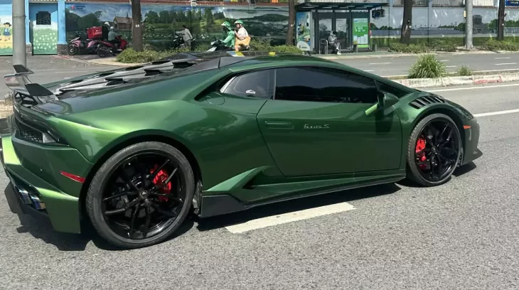 Lamborghini Huracan LP610-4 mang màu xanh rắn đẹp mắt của người chơi xe Tp.HCM