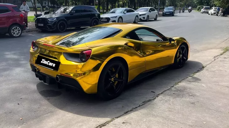Ông chủ cửa hàng bạc ở Tp.HCM "mạ vàng" cho siêu xe Ferrari 488 GTB