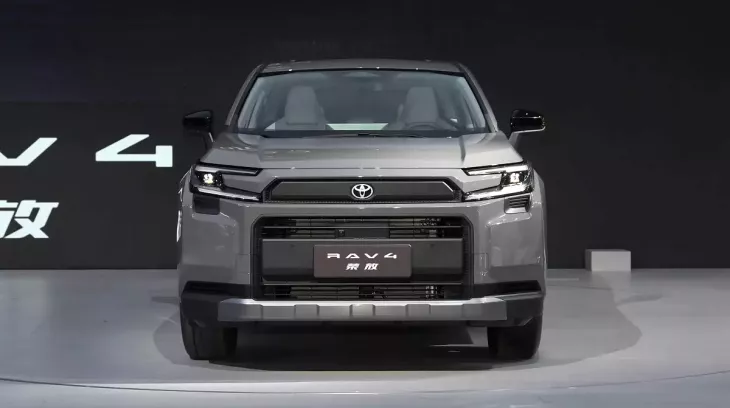 Toyota RAV4 2026 ra mắt tại thị trường hàng xóm của Việt Nam với màn hình lớn hơn và giá rẻ hơn