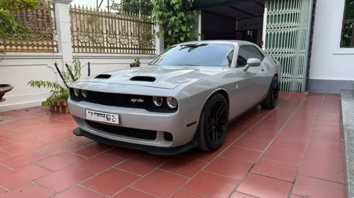 Sân nhà bình dị của doanh nhân Hà Nội với Dodge Challenger SXT 2016