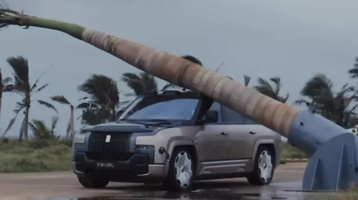 Bị chê xe kém an toàn, BYD thực hiện màn thử nghiệm ấn tượng, thả cây xuống xe Yangwang U8