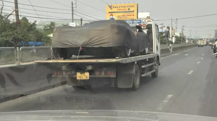 Pagani Huayra của Minh "Nhựa" bị bắt gặp vận chuyển từ Tây Ninh