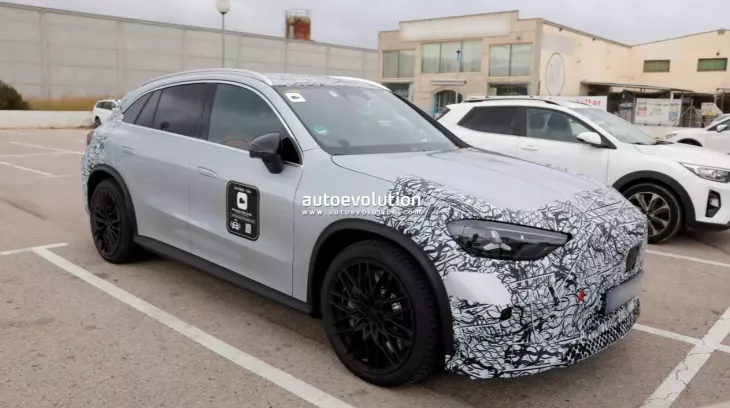 Dần tiến sát ngày ra mắt, Mercedes-AMG GLC EQ 2027 bị bắt gặp với lớp ngụy trang ít hơn