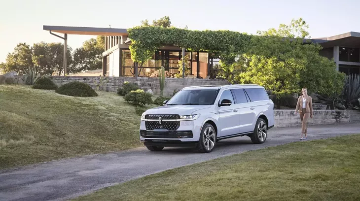 Lincoln Navigator 2025 gặp "vận đen" với thanh đèn hậu