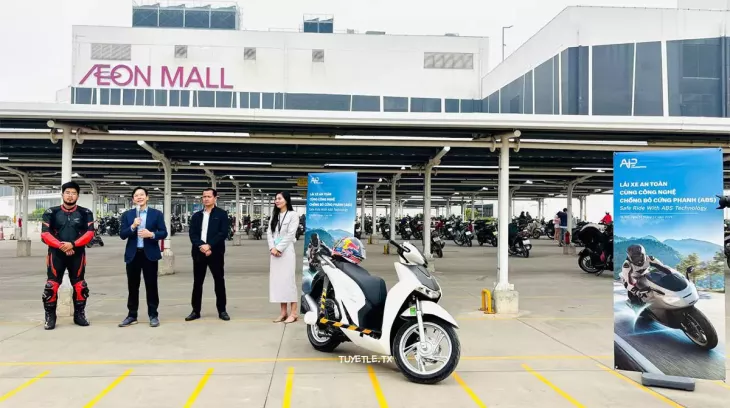 Video: Kỹ sư Việt trình diễn sự khác biệt giữa xe máy có và không có hệ thống ABS