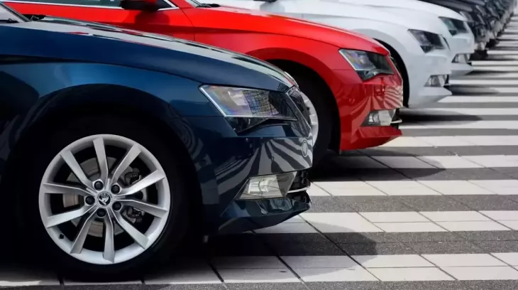 Người tiêu dùng quay lại với xe dùng động cơ đốt trong