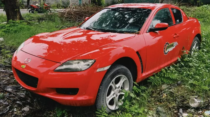 Xe JDM khiến nhiều người ao ước Mazda RX-8 bị bắt gặp trong tình trạng đã lâu không được sử dụng