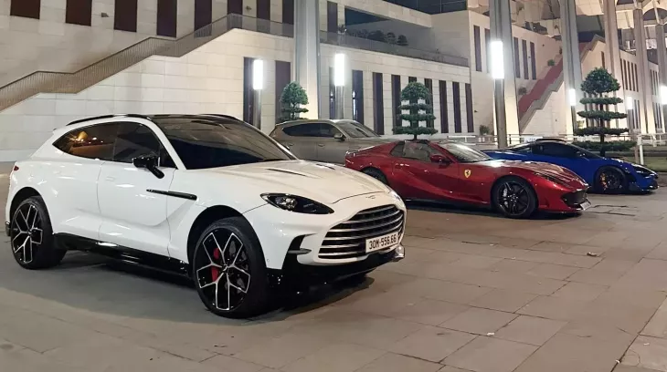 3 chiếc siêu xe và SUV hạng sang bất ngờ xuất hiện tại trung tâm hội nghị quốc gia