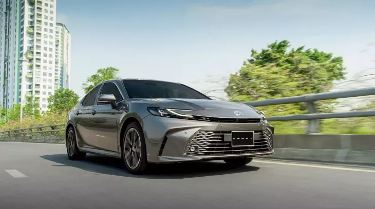 Doanh số sedan hạng D tháng 11/2025: Toyota Camry vẫn là lựa chọn số 1 của phân khúc