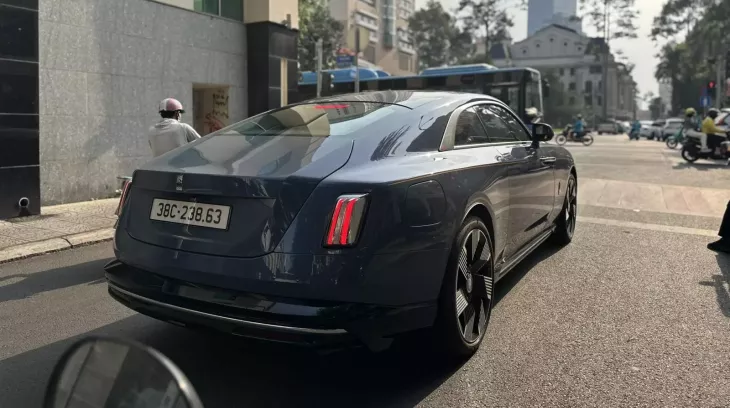 Rolls-Royce Spectre gia nhập đội xe gần 1.000 tỷ đồng nhưng mang biển số 40 triệu đồng của tỷ phú USD Việt Nam