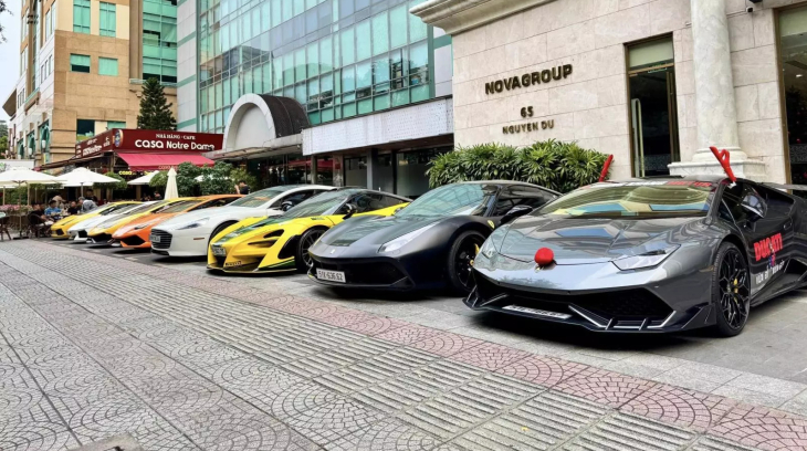 Dàn siêu xe tụ tập ở Tp.HCM, có Lamborghini Gallardo đời đầu xuất hiện