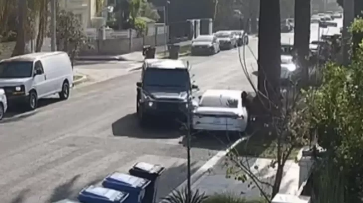 Người phụ nữ lái chiếc Mercedes-AMG G63 đâm vào xe của 3 kẻ gian trộm nhà mình