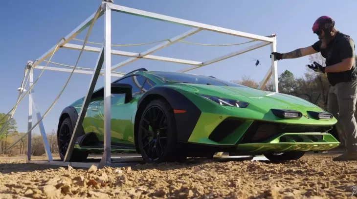 Xem nhà giàu trải nghiệm Lamborghini theo phong cách đúng off-road: Cho trực thăng thả xuống