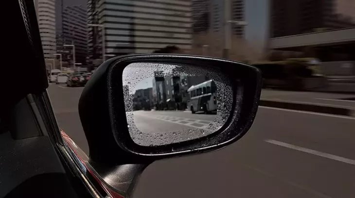 Tấm phim nhỏ bé này có thể giải quyết tình trạng gương chiếu hậu bị nhòe nước khi trời mưa