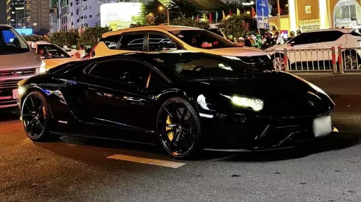 Siêu xe Lamborghini Aventador S hàng hiếm Việt Nam dạo phố ngày cuối năm