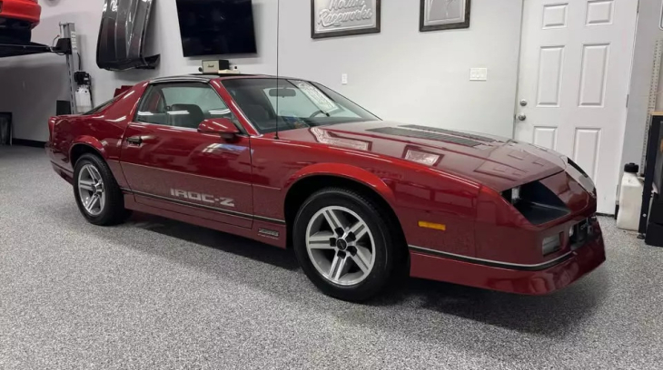 Thú vị về câu chuyện chiếc xe Chevrolet Camaro IROC-Z được chủ cho đậu trong garage từ 1987 đến nay
