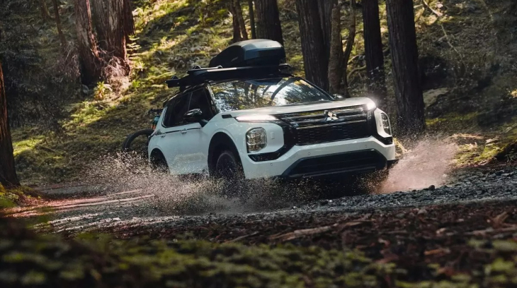 SUV dễ bị quên lãng nhất của Toyota bán chạy hơn toàn bộ các mẫu xe Mitsubishi cộng lại