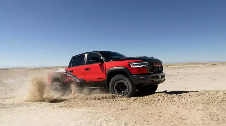 Ram 1500 SRT TRX 2027 giáng đòn chí mạng vào đối thủ Ford F-150 Raptor R: Không chỉ rẻ mà còn mạnh