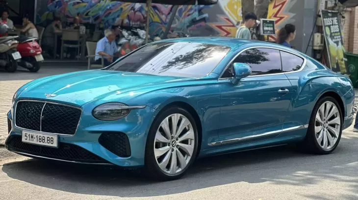 Doanh nhân Sài thành chi hơn nửa tỷ đồng đấu giá biển đẹp cho Bentley Continental GT mới tậu