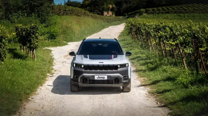 Jeep ra mắt tại triển lãm ô tô Brussels 2026 với phiên bản Avenger Black Edition và Compass 4xe