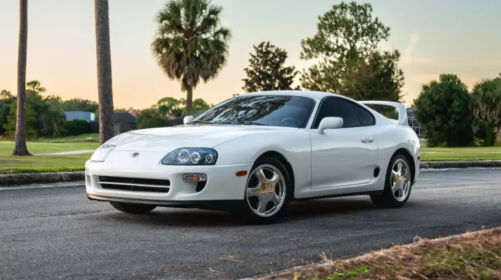 Toyota Supra Turbo 1998 được bán với giá kỷ lục, cao hơn cả xe Porsche 911 GT3 mới tinh