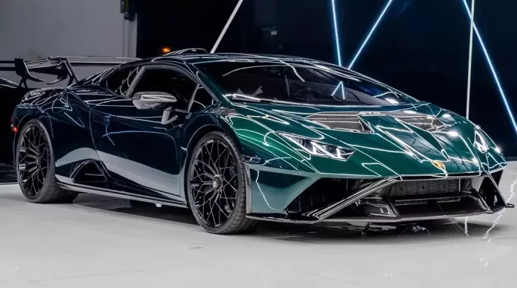 Lạ mắt với siêu xe Lamborghini Huracan STO mang màu Verdy Hydra