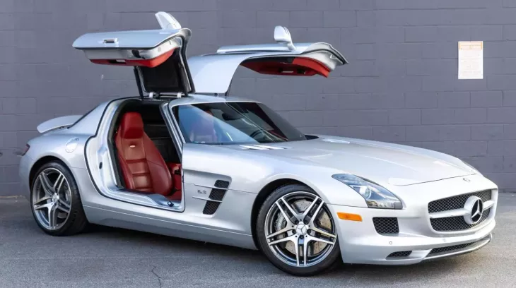 Siêu xe cửa cánh chim Mercedes-Benz SLS AMG này ít bị nhốt trong garage, 15 năm chạy hơn 10 vạn km