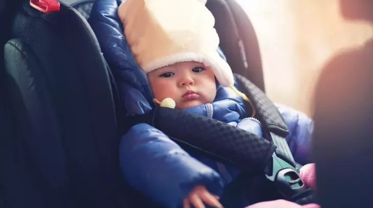 Vì sao không bao giờ nên cho trẻ mặc áo khoác mùa đông dày khi đi ô tô?