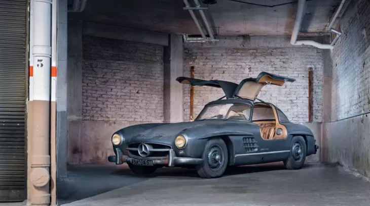 Đừng nhìn chiếc Mercedes-Benz 300 SL Gullwing đầy bụi bặm này mà nghĩ rẻ, ai đó đã bỏ ra 136 tỷ đồng để sở hữu