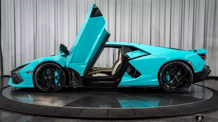 Lamborghini Revuelto màu Blu Glauco đang chờ bạn bay đến Miami để rước về