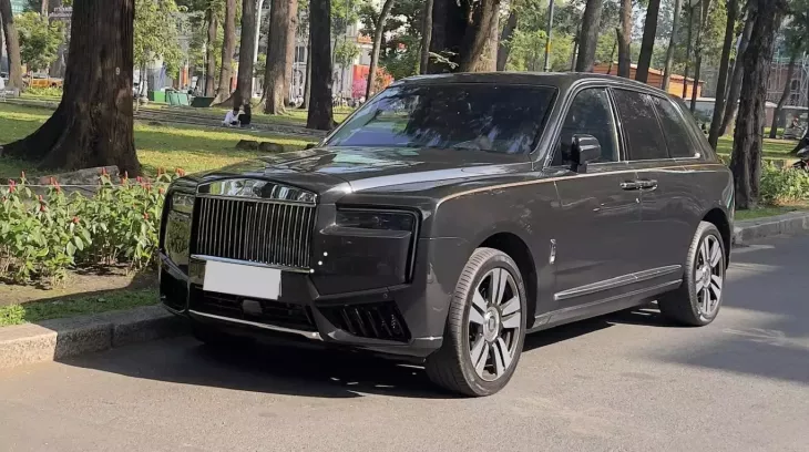 Lạ mắt với Rolls-Royce Cullinan Series II mới lăn bánh tại Tp.HCM