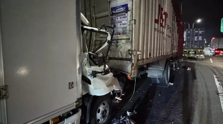 Video quay diễn biến vụ va chạm tóe lửa trên cao tốc TP.HCM - Long Thành khiến 1 tài xế thiệt mạng