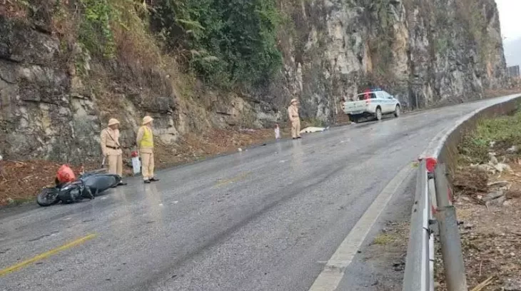 Video quay khoảnh khắc ô tô vượt ẩu tại khúc cua trên quốc lộ 6, cán tử vong 2 người đi xe máy