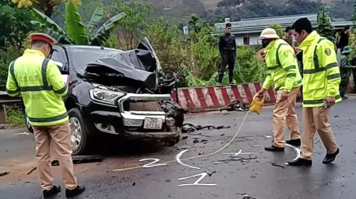 Video: Lấn làn khi ôm cua, xe bán tải tông trực diện ô tô tải trên quốc lộ 6