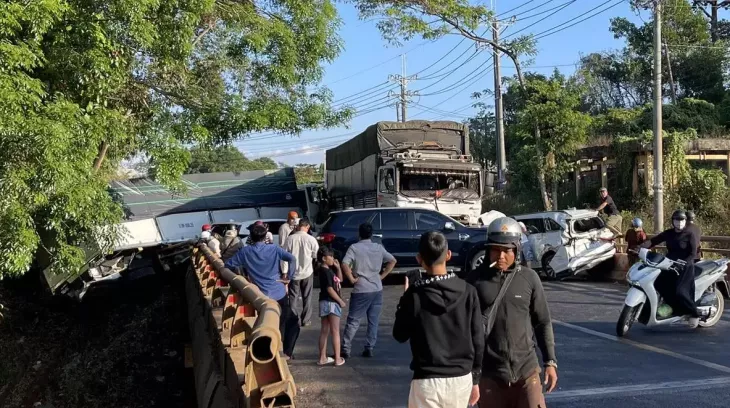 Video hé lộ khoảnh khắc ô tô tải vượt ẩu, tông liền 4 xe trên quốc lộ 14