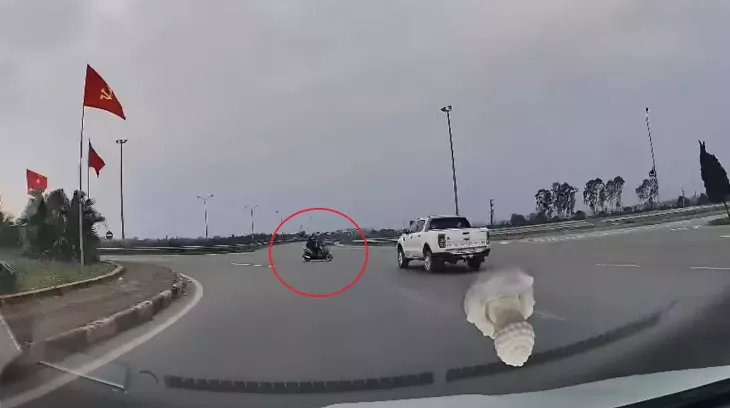 Video: Xe máy đi ngược chiều tại vòng xuyến, tông ngang xe bán tải, 2 vợ chồng thương vong