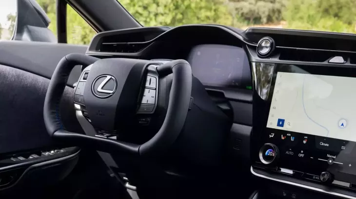 Sau tay nắm cửa ẩn, đến lượt vô lăng chữ nhật bị "cấm cửa"