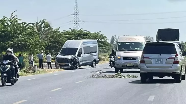 Video: Né ô tô đi từ nhà ra, tài xế tông trúng Ford Transit trên đường tránh Long Xuyên