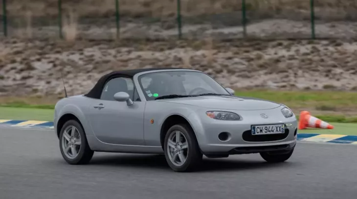 Mazda từng bí mật nhét động cơ V6 vào MX-5 nhưng phải từ bỏ vì 2 lý do