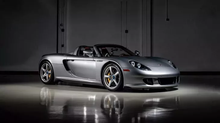 Dù nằm im trong nhiều năm qua, chiếc Porsche Carrera GT 2005 vẫn khiến chủ xe tốn 2,3 tỷ đồng tiền bảo dưỡng